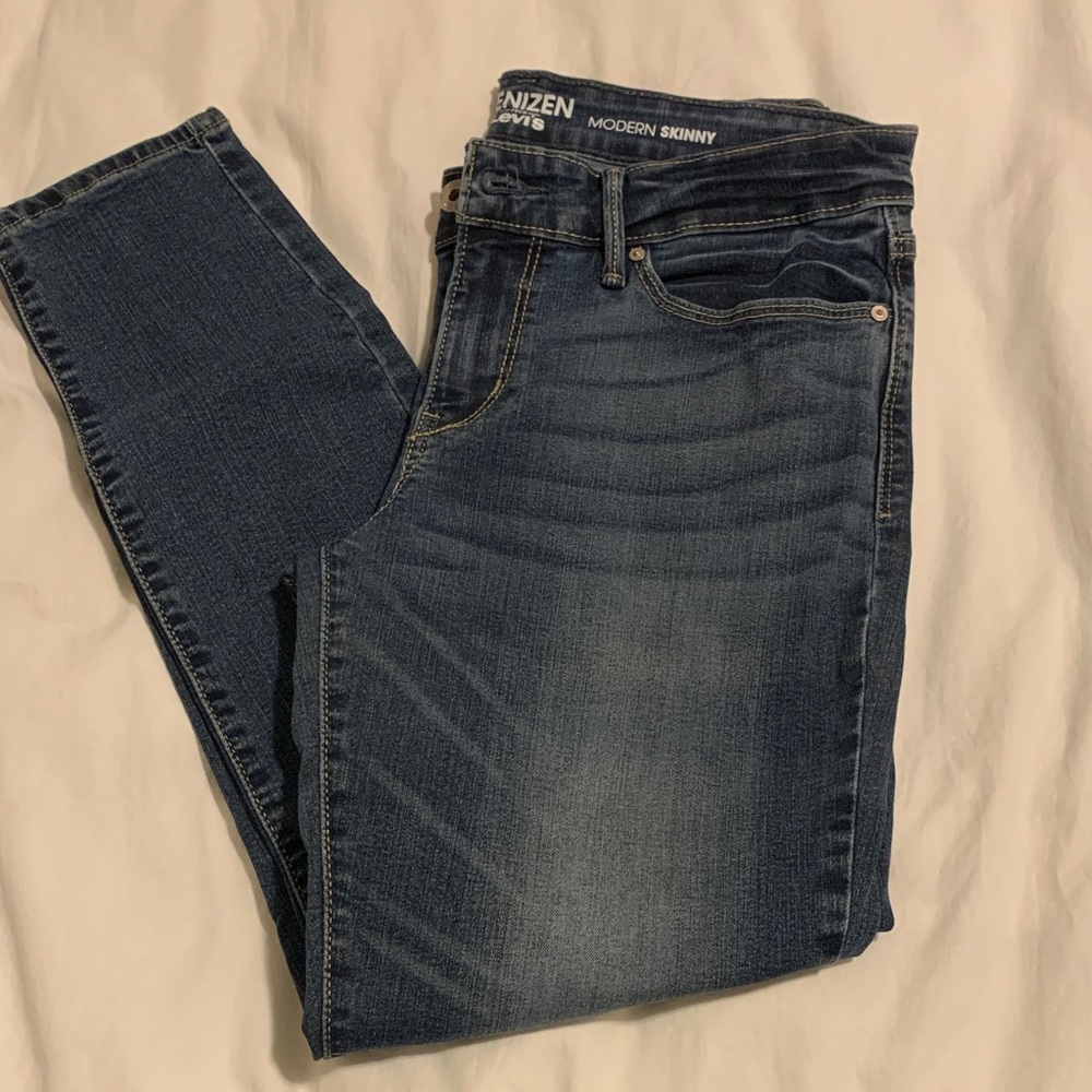 Levi’s Denizen Modern Skinny Blue Jeans, size 6s